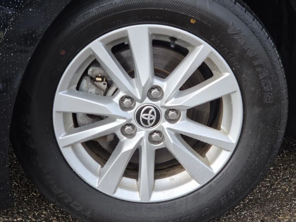 Toyota Camry photo 10
