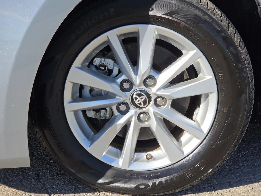 Toyota Camry photo 9