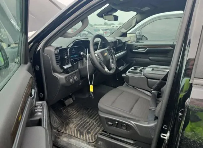 Chevrolet Silverado photo 2
