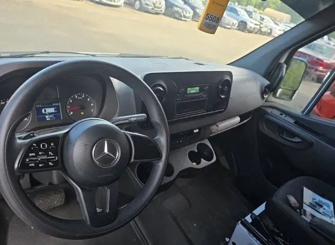 Mercedes-Benz Sprinter photo 2