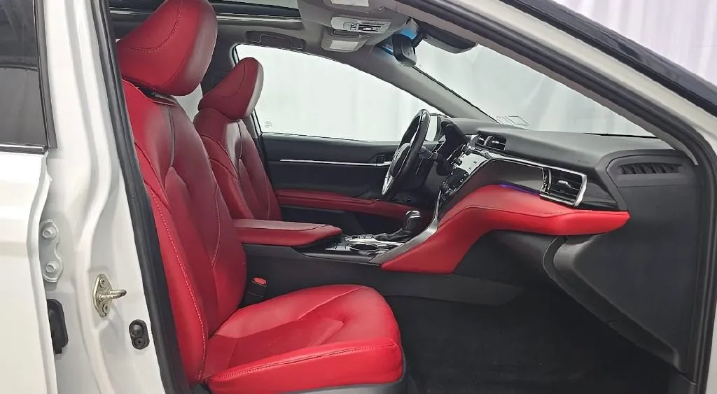 Toyota Camry photo 2