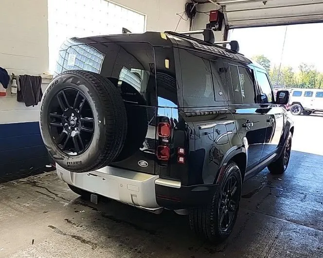 Land Rover Defender photo 3