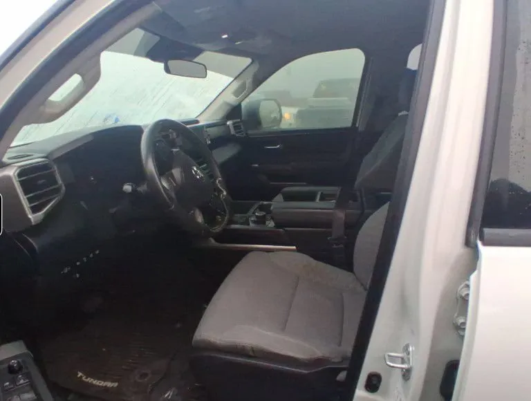 Toyota Tundra photo 2