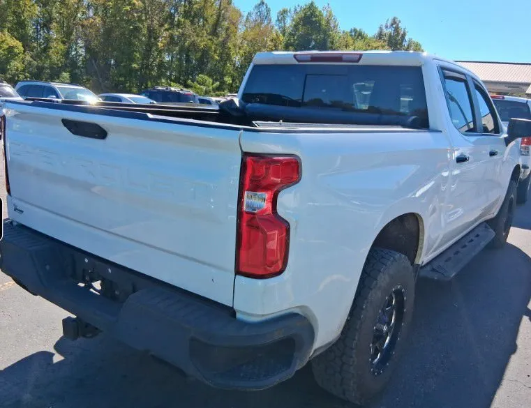 Chevrolet Silverado photo 3