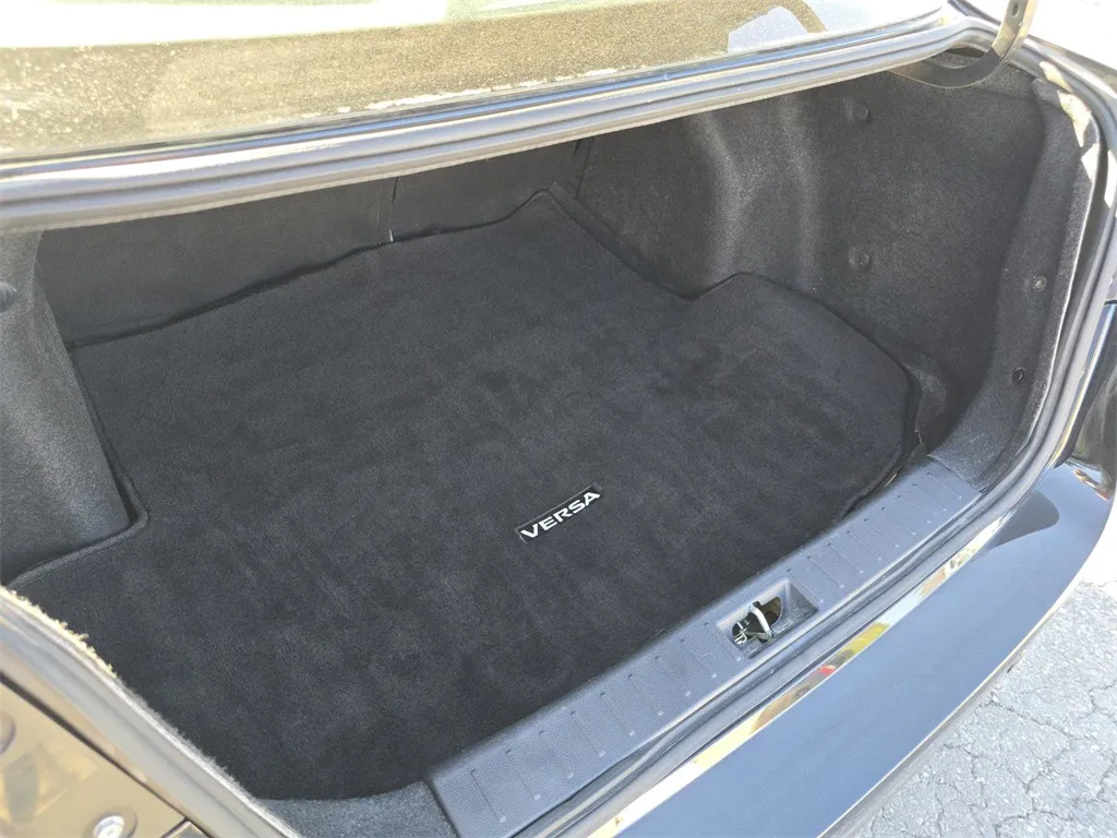 2021 Nissan Versa 1.6 SV photo 4