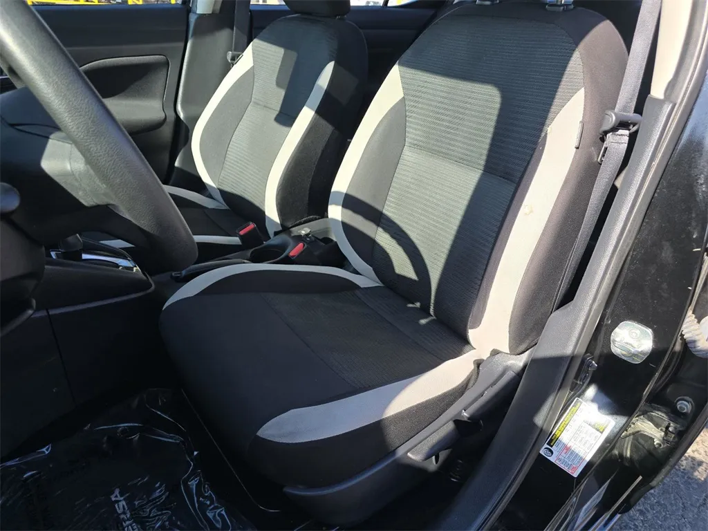 2021 Nissan Versa 1.6 SV photo 25