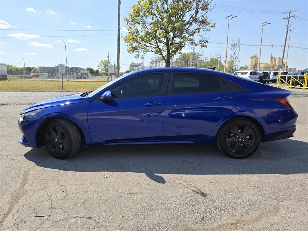 2022 Hyundai Elantra SEL photo 5