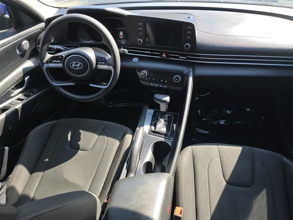 2022 Hyundai Elantra SEL photo 7