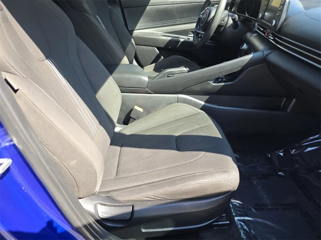 2022 Hyundai Elantra SEL photo 16