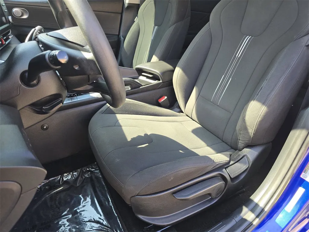 2022 Hyundai Elantra SEL photo 25