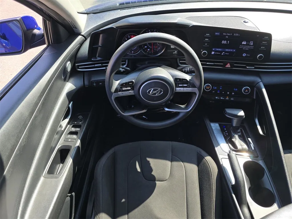 2022 Hyundai Elantra SEL photo 8