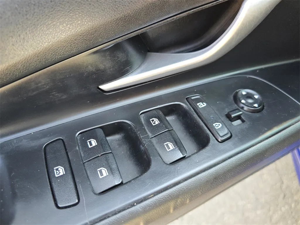 2022 Hyundai Elantra SEL photo 17