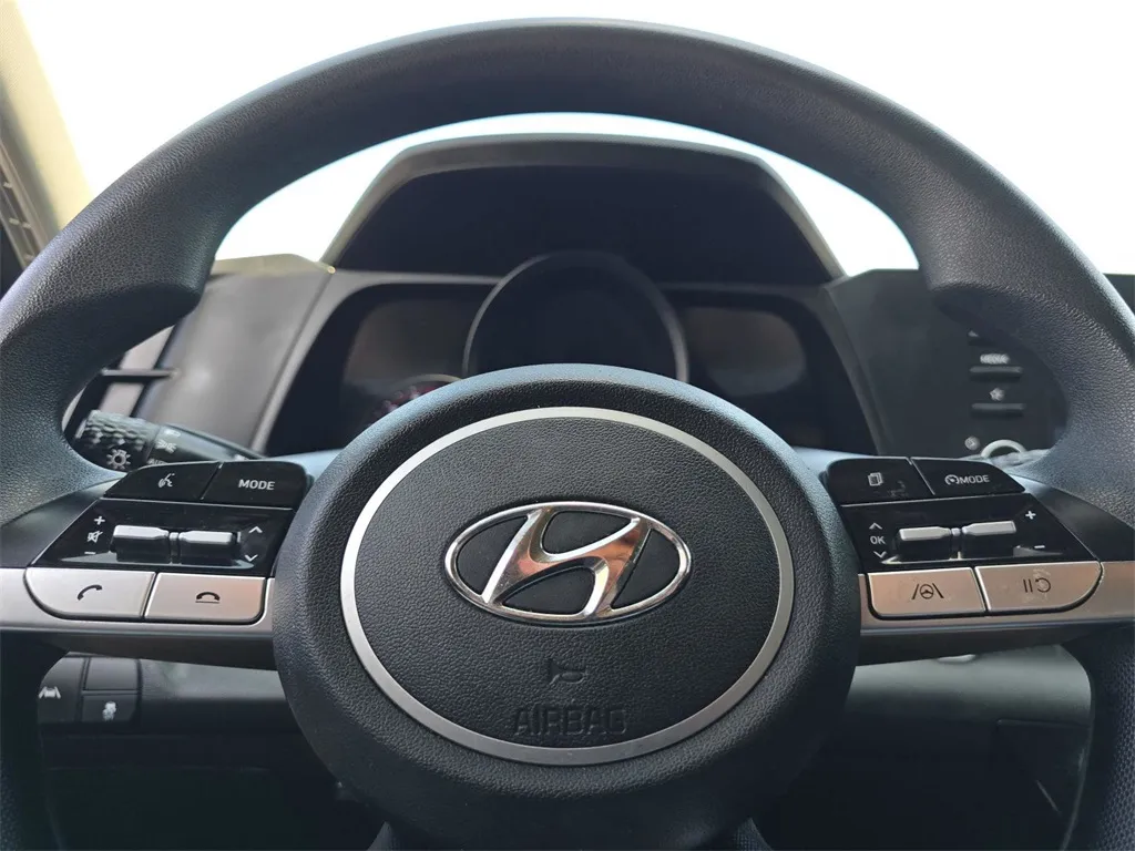 2022 Hyundai Elantra SEL photo 26