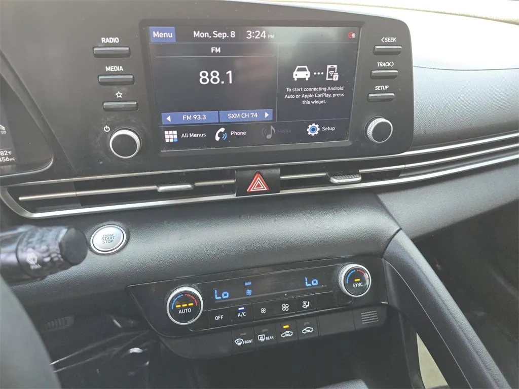 2022 Hyundai Elantra SEL photo 18