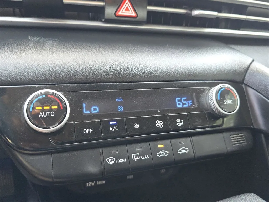 2022 Hyundai Elantra SEL photo 10