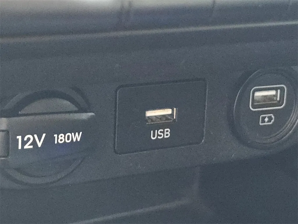 2022 Hyundai Elantra SEL photo 2