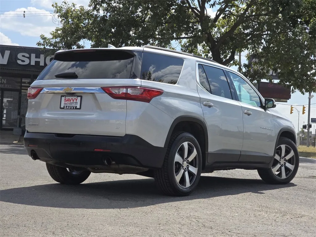2021 Chevrolet Traverse Leather photo 2