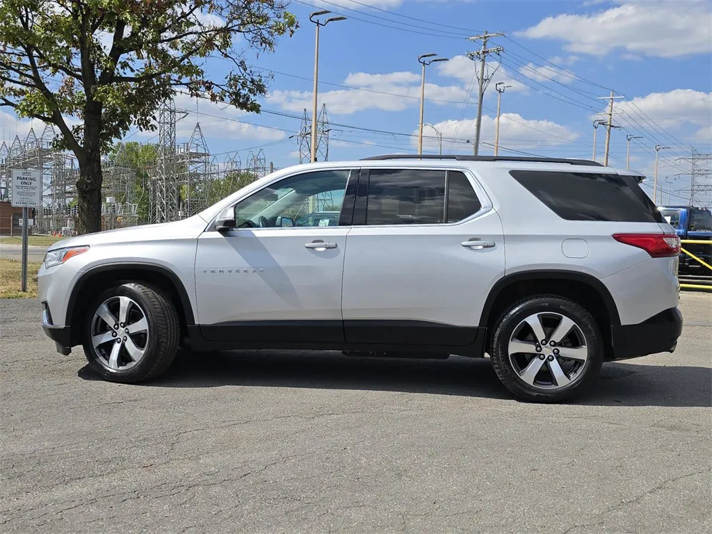 2021 Chevrolet Traverse Leather photo 3