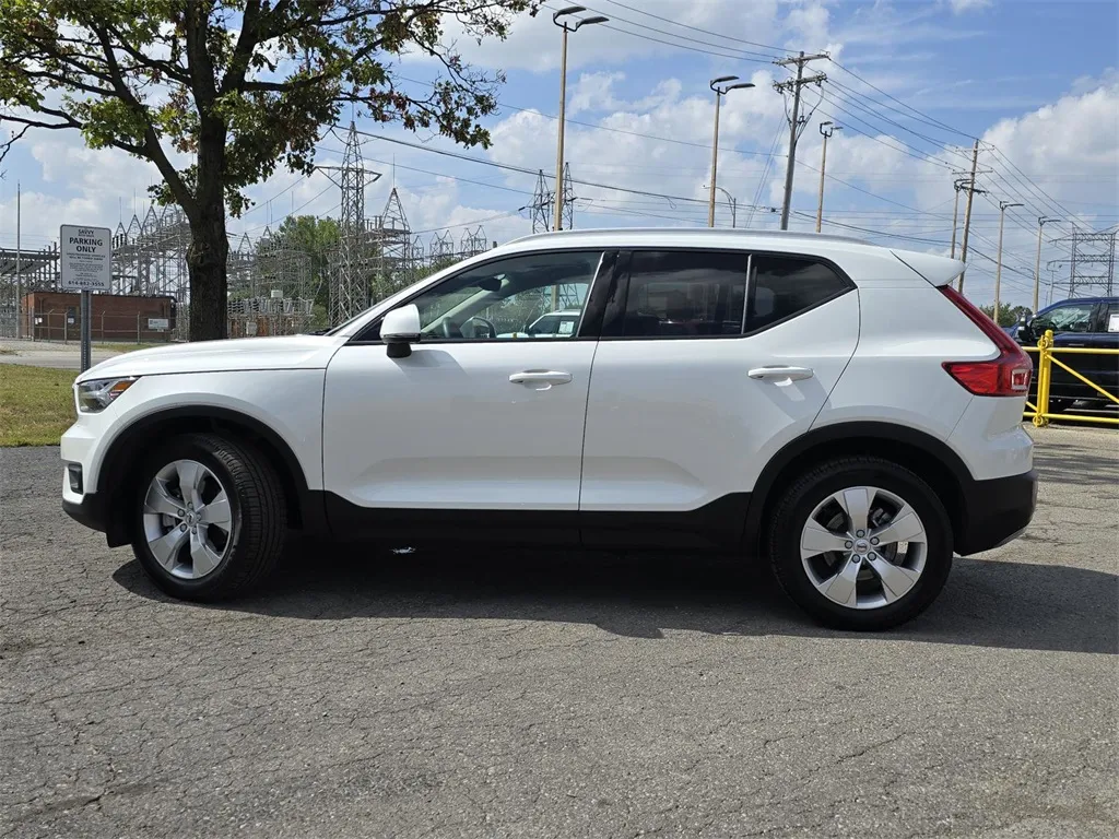 2022 Volvo XC40 Momentum photo 2