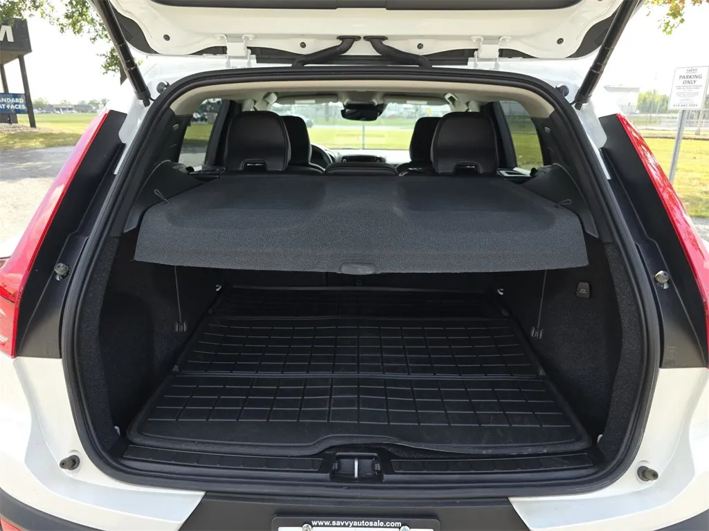 2022 Volvo XC40 Momentum photo 3