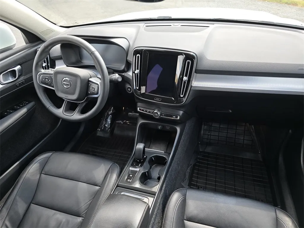 2022 Volvo XC40 Momentum photo 4