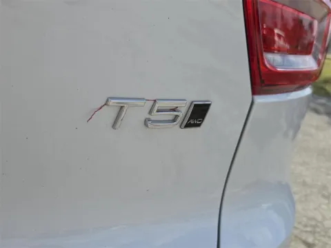 More photos of 2022 Volvo XC40 Momentum at SAVVY AUTO SALES LLC, OH