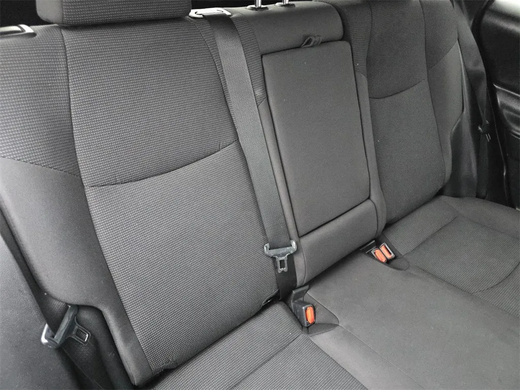 2019 Toyota RAV4 LE photo 3