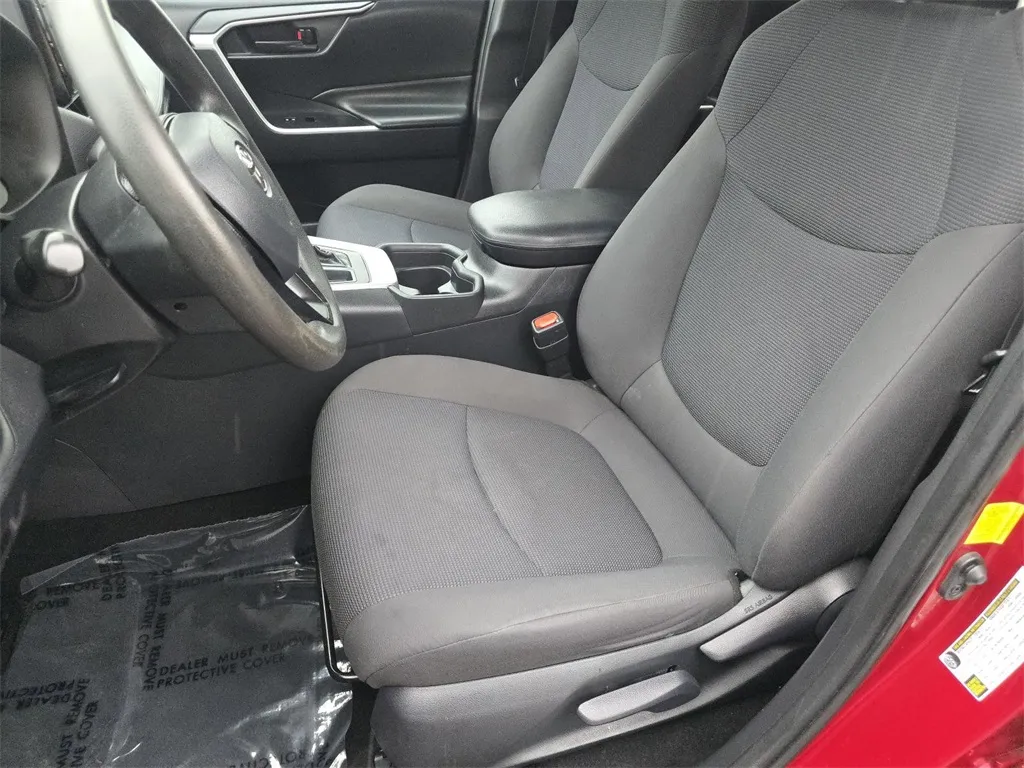2019 Toyota RAV4 LE photo 4