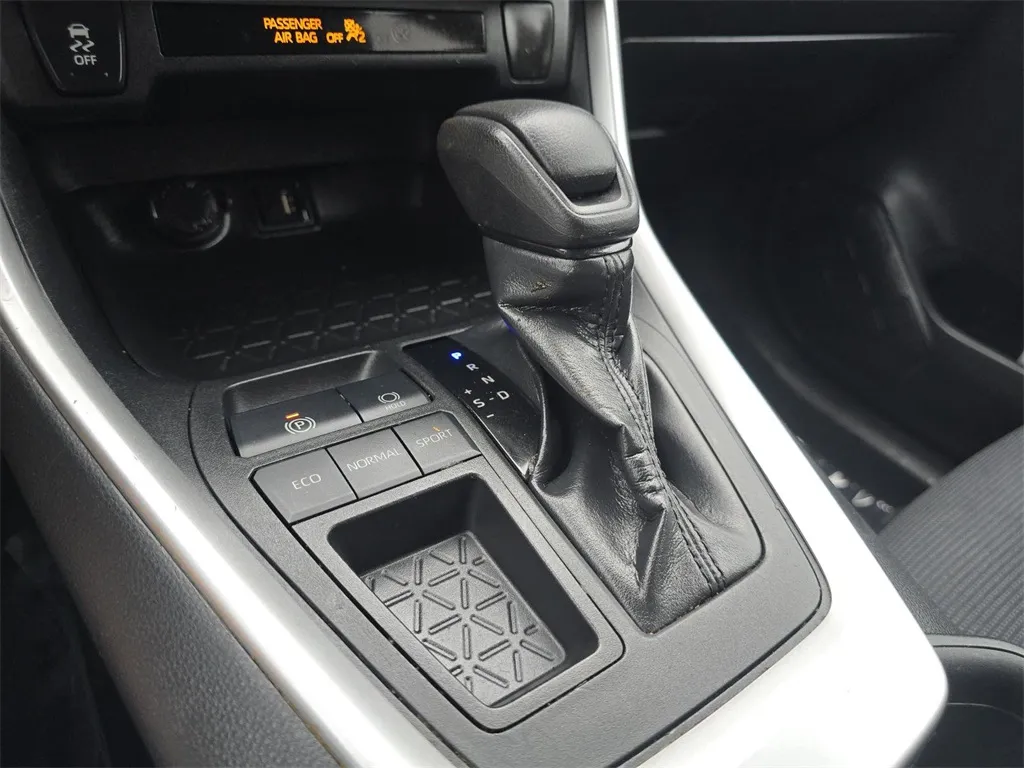 2019 Toyota RAV4 LE photo 6