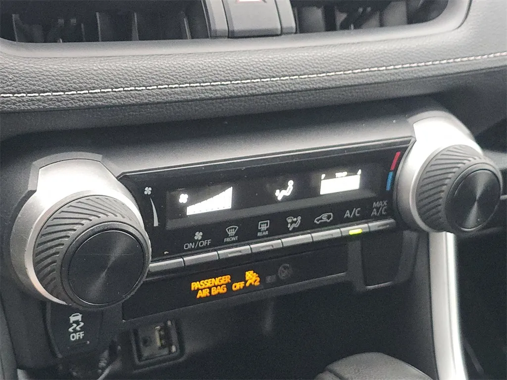 2019 Toyota RAV4 LE photo 16