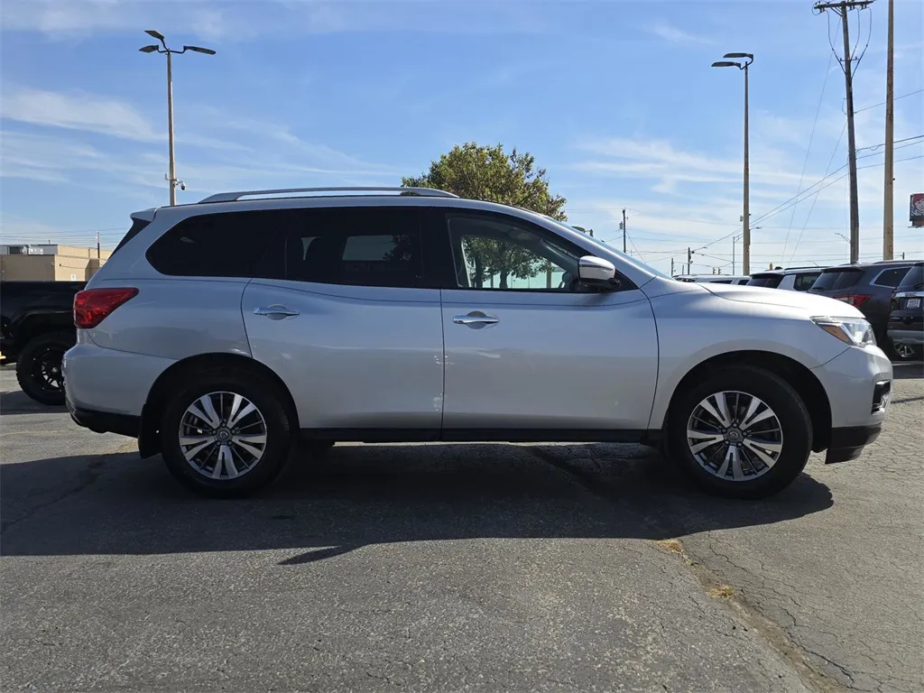 2019 Nissan Pathfinder S photo 2