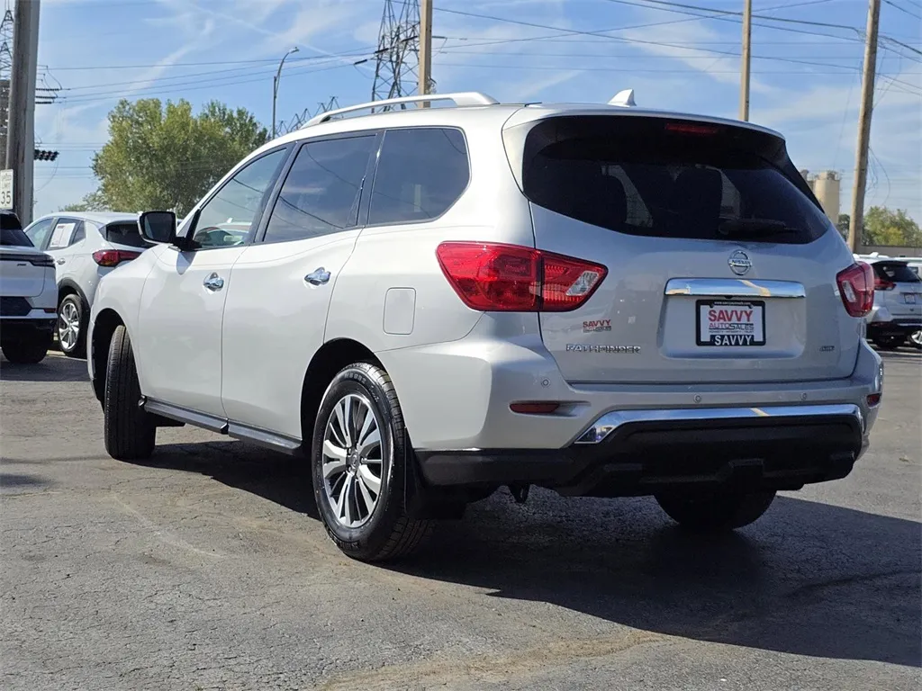 2019 Nissan Pathfinder S photo 3