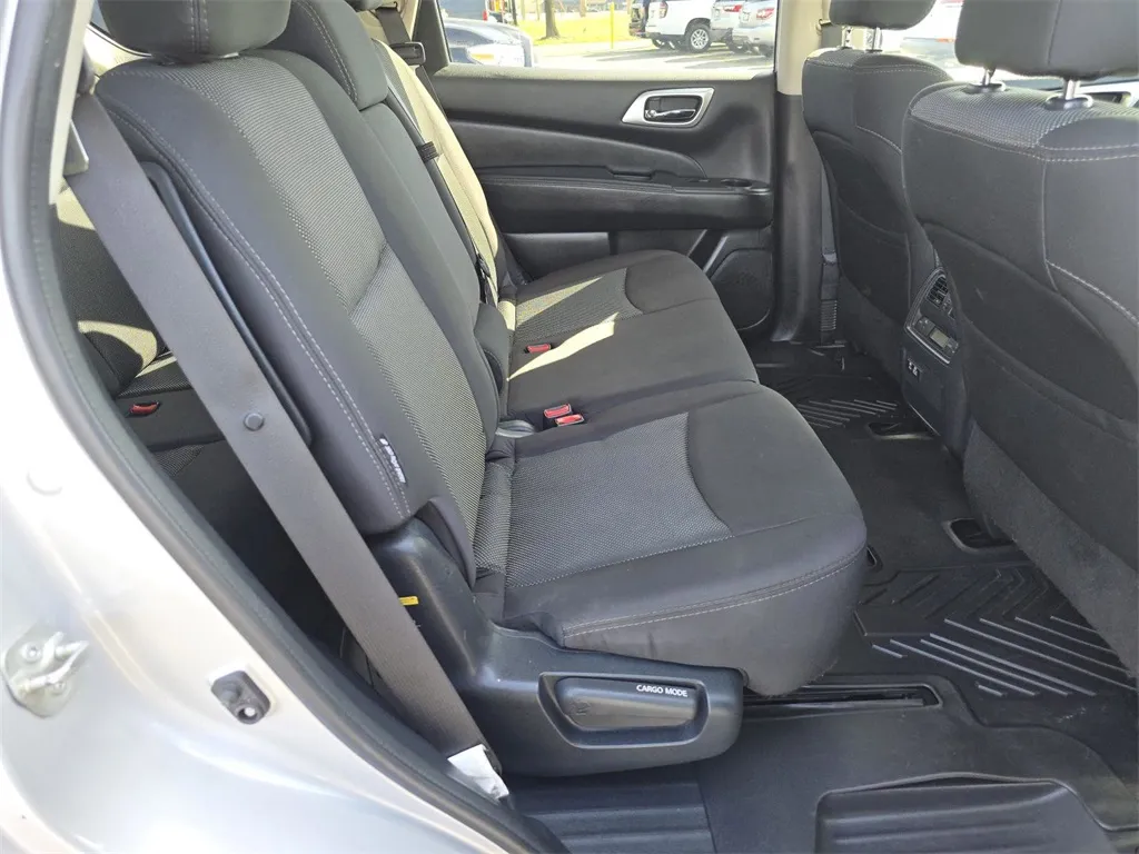 2019 Nissan Pathfinder S photo 4