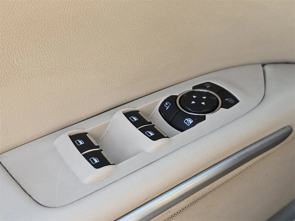 2016 Lincoln MKZ Base photo 18