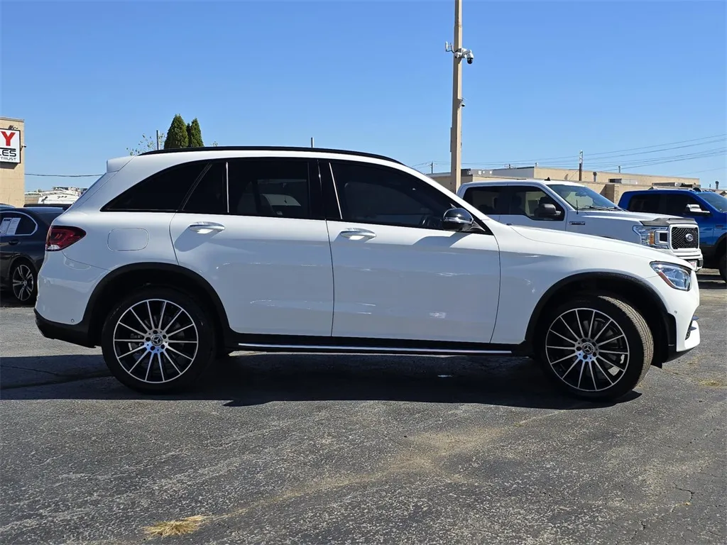 2021 Mercedes Benz GLC 300 photo 2