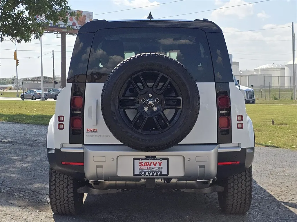 2024 Land Rover Defender 90 S photo 3