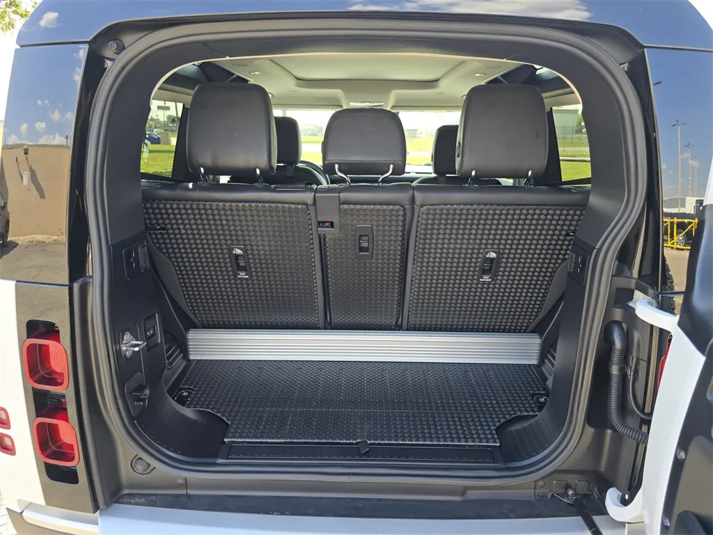 2024 Land Rover Defender 90 S photo 4