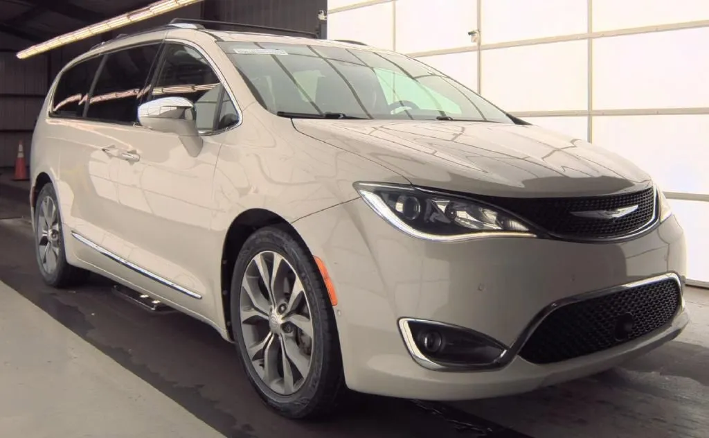 White 2017 Chrysler Pacifica Limited for sale in Columbus, OH