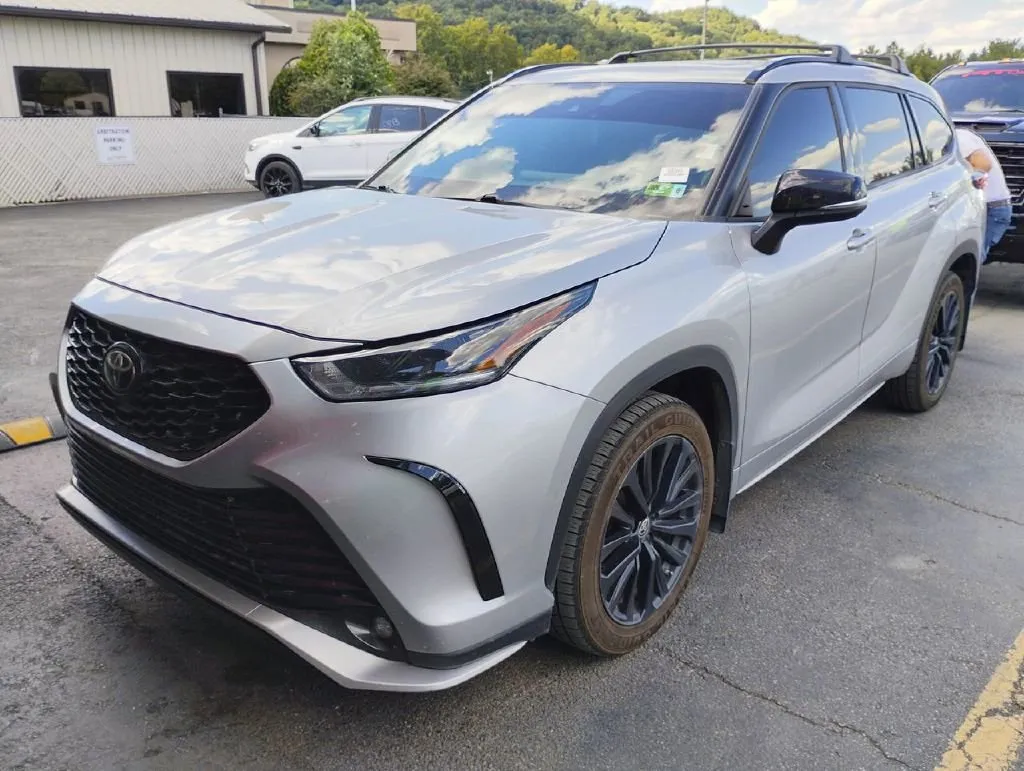 Silver 2023 Toyota Highlander XSE for sale in Columbus, OH