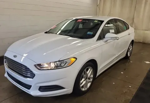 White 2016 Ford Fusion SE for sale in Columbus, OH