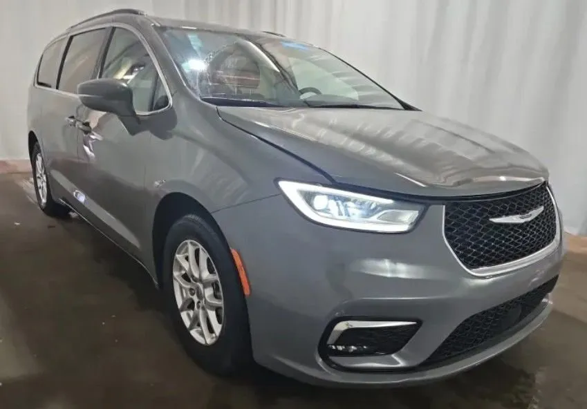 Gray 2022 Chrysler Pacifica Touring L for sale in Columbus, OH
