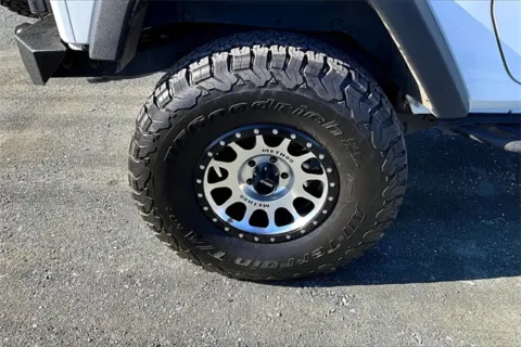 More photos of 2016 Jeep Wrangler Rubicon at Autova, VA