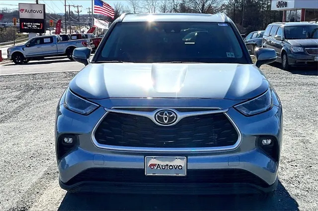 2021 Toyota Highlander XLE photo 3