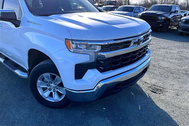 2022 Chevrolet Silverado 1500 LT photo 2