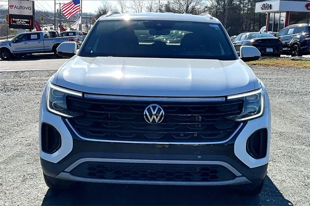 2025 Volkswagen Atlas Cross Sport SE Technology photo 3