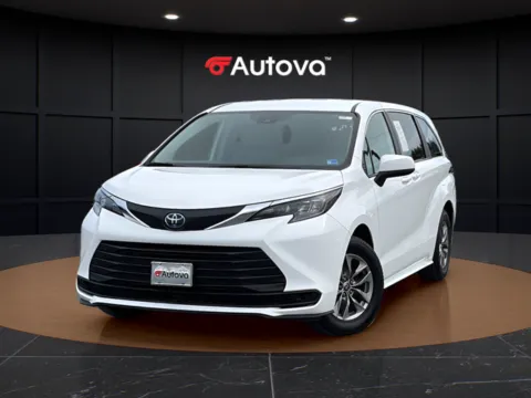 White 2024 Toyota Sienna LE for sale in Madison Heights, VA