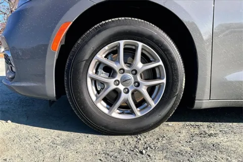 More photos of 2025 Chrysler Pacifica Select at Autova, VA