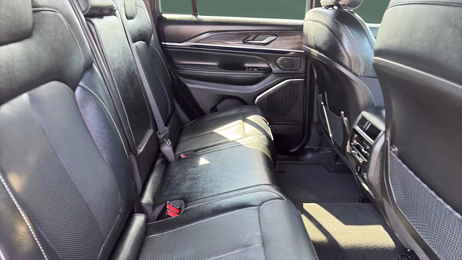 2023 Jeep Grand Cherokee Overland - Photo 27