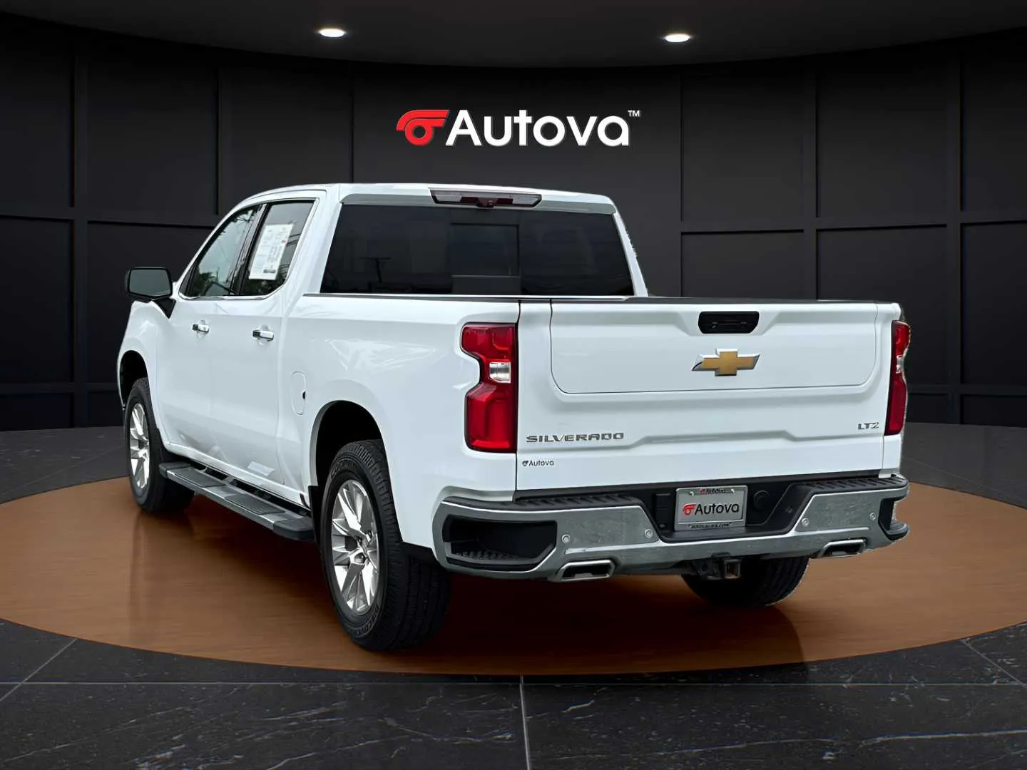 Chevrolet Silverado photo 3