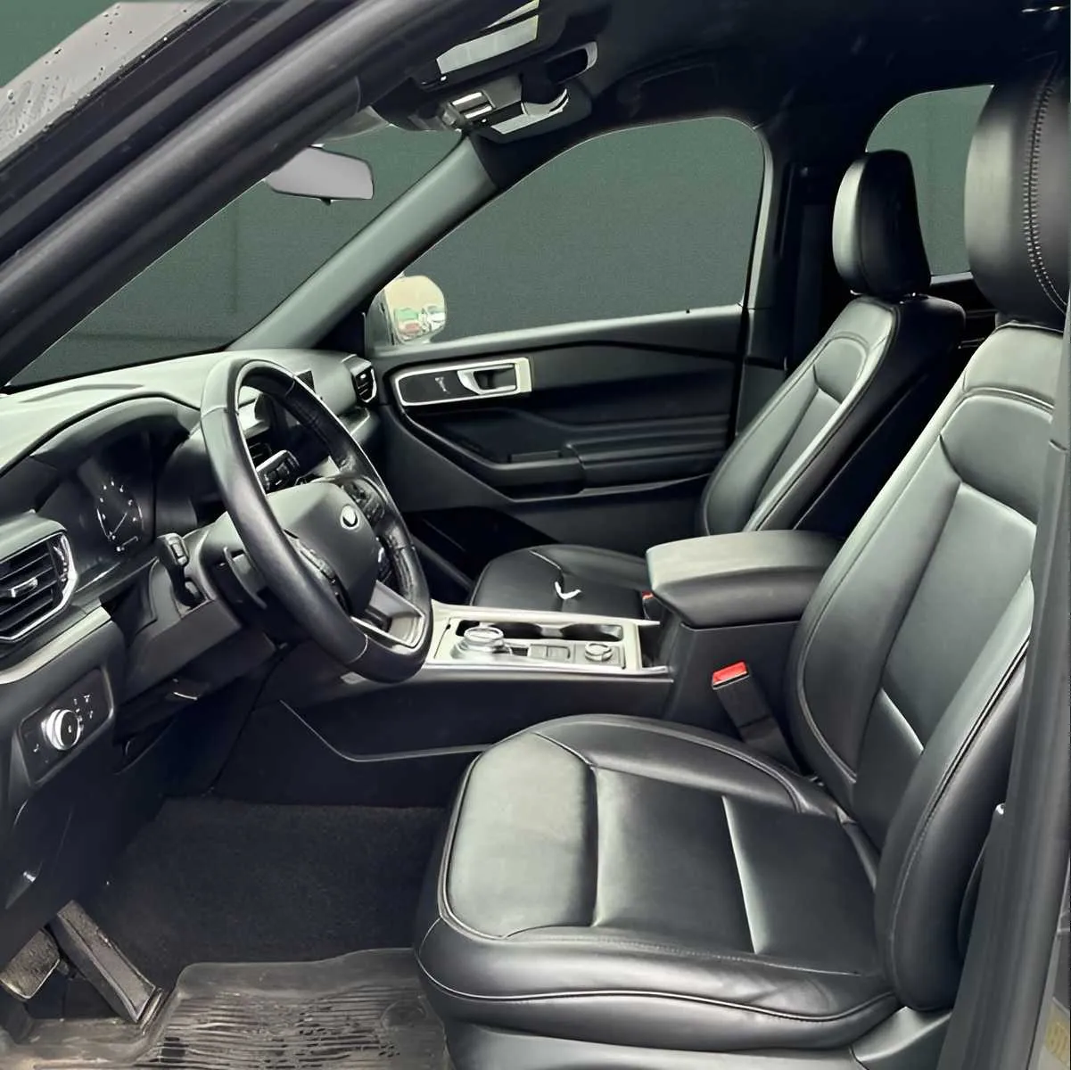 Ford Explorer photo 6